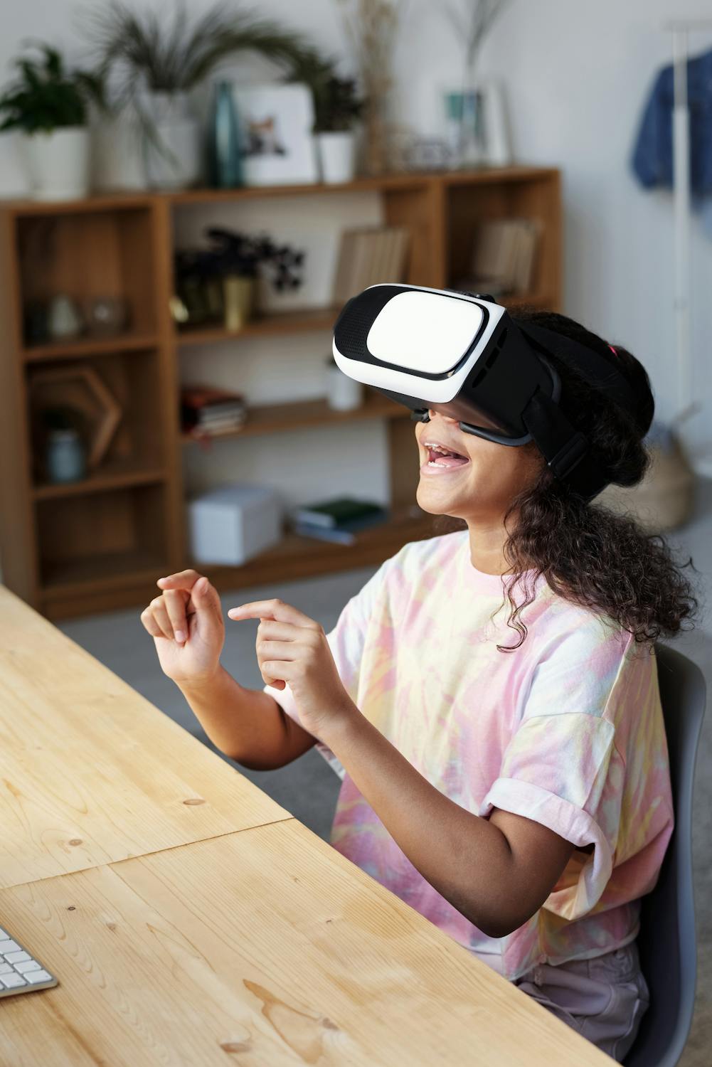 Adolescente animada usando headset de realidade virtual branco em casa