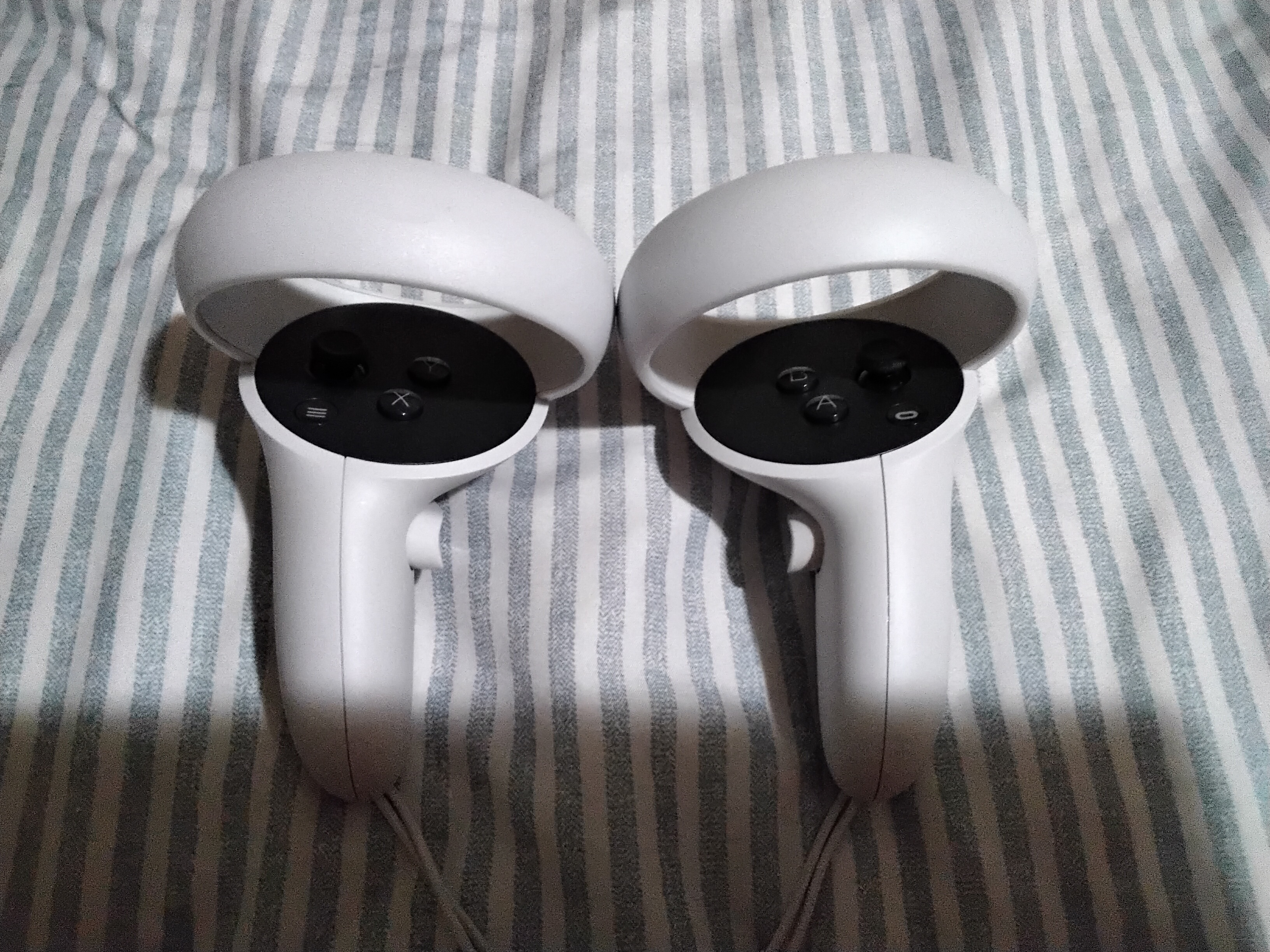 Par de controles Touch do Meta Quest 2 brancos