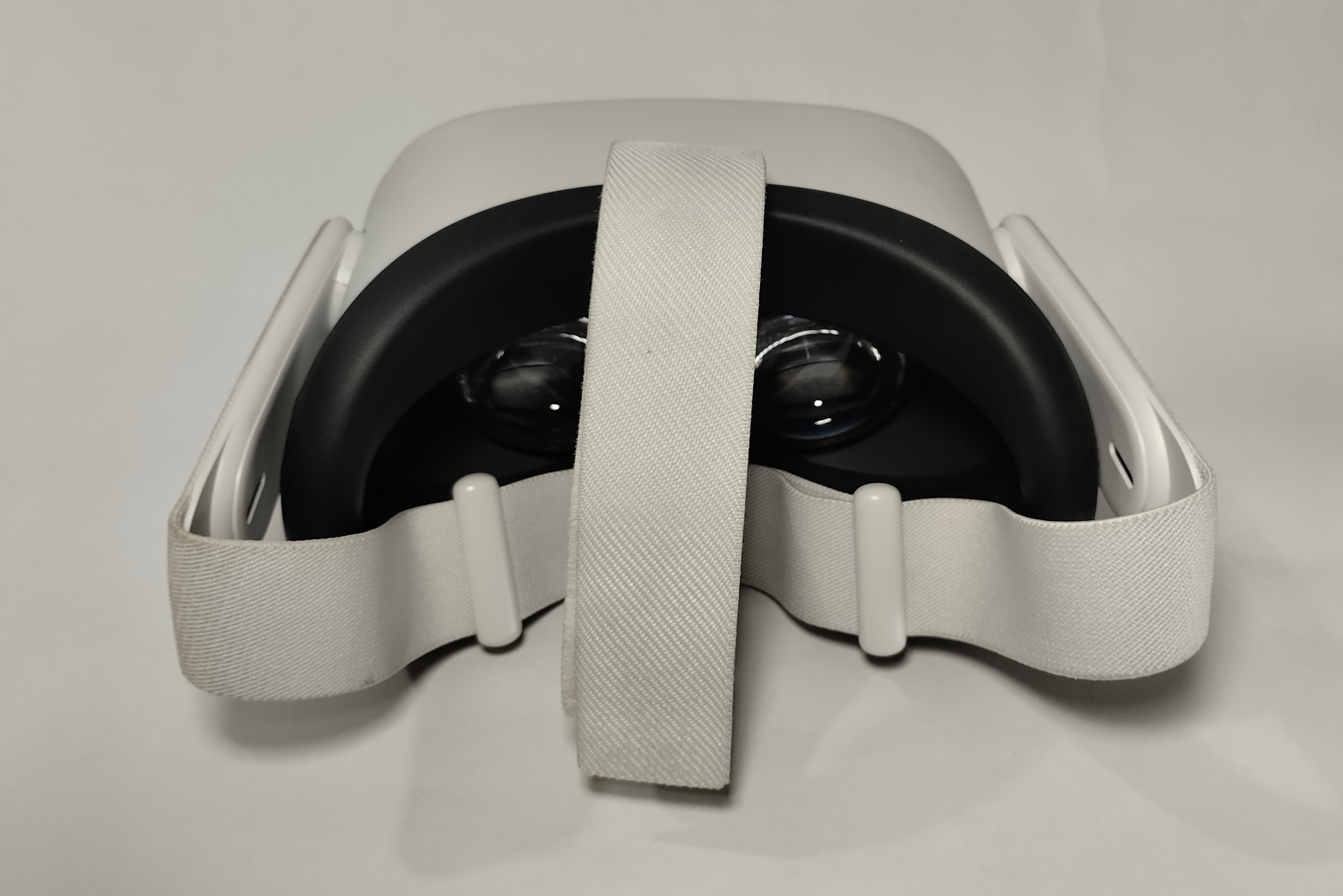 Headset Meta Quest 2 branco visto por dentro mostrando as lentes e alça