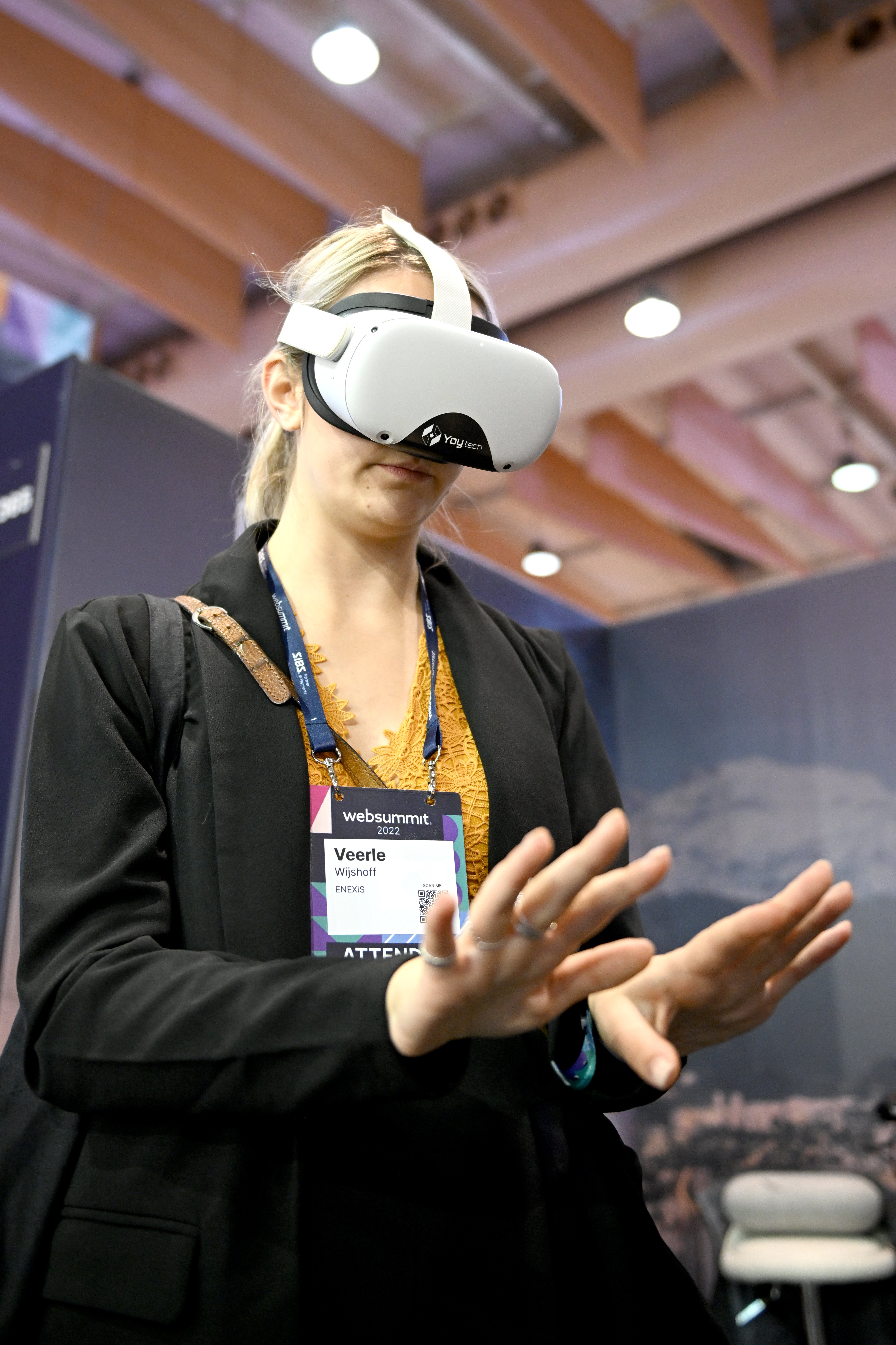 Pessoa usando headset Meta Quest 2 interagindo com as mãos no ar